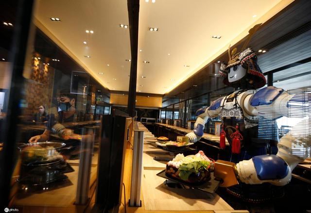 泰国首家机器人餐厅 近距离体验智能化服务顾客暴增