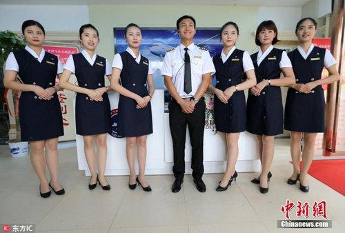 中国首家飞机餐厅武汉开业 服务员按空乘标准选拔